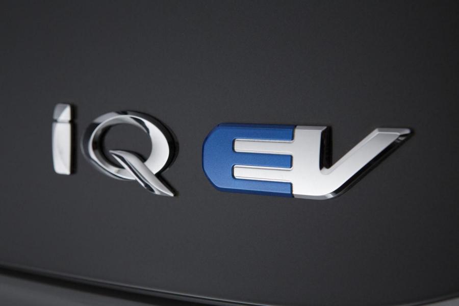 Логотип Scion iQ EV 2012 года  (фото 4 из 24)